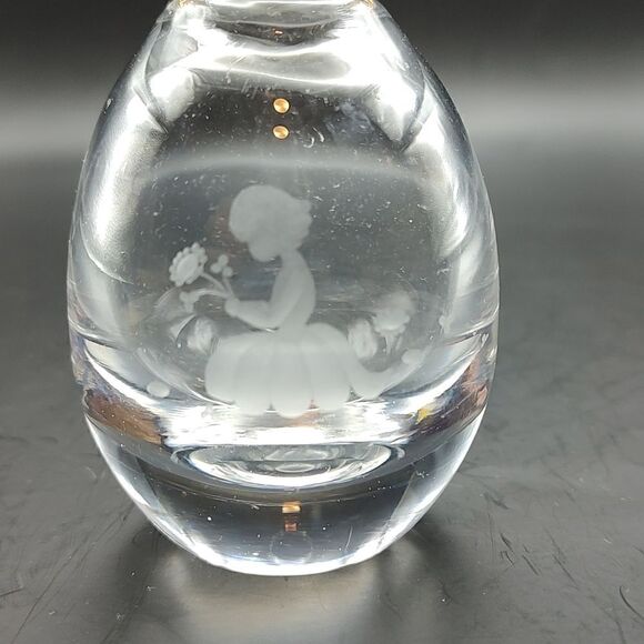 Vintage Maleras for M Swedish Glass Etched Girl in Flower Garden Bud Vase Signed - Picture 7 of 7